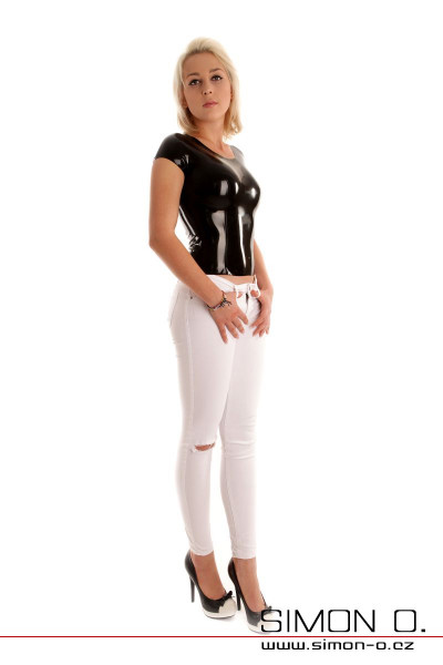 Latexovy-top-kratky-rukav-vystrih-cerny-bez-zipu